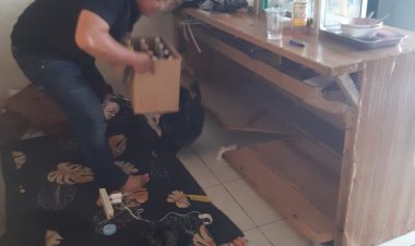 Patroli KRYD Polsek Sukaratu Amankan Puluhan Botol Miras Berbagai Merek