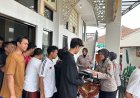 Polwan Polres Tasikmalaya Kota Gelar “Jumat Sedekah Berkah”, Bagikan Makanan Siap Saji ke Warga